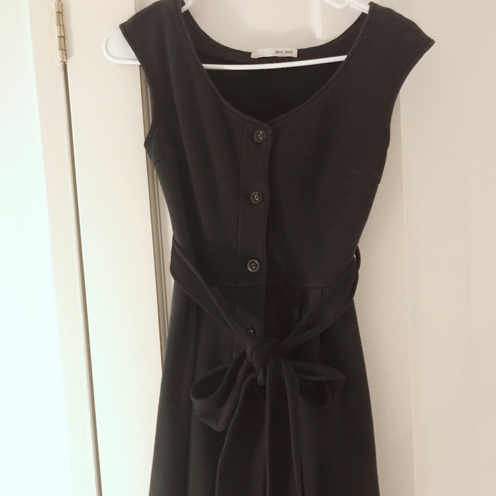 Designer‘s little black dress.